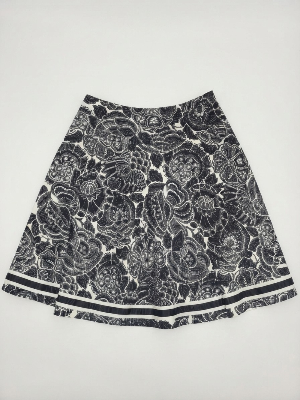 NWT White House Black Market Black & White Floral Skirt Size 8